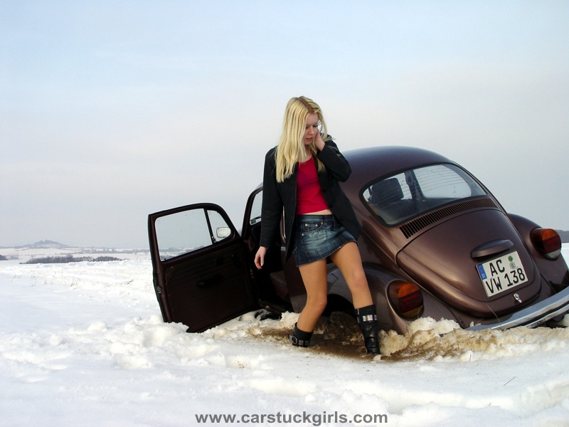 3_sexy_girls_vw_bug_snow_stuck_013.jpg, 126.49 kb, 800 x 600