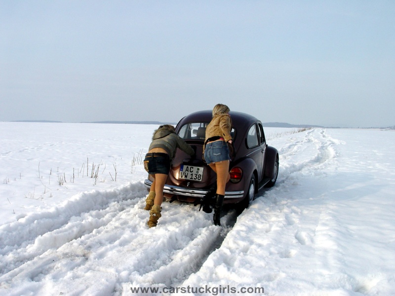 3_sexy_girls_vw_bug_snow_stuck_006.jpg, 130.92 kb, 800 x 600