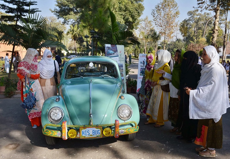 Vintage cars at a show in Peshawar on November 30, 2013. Around sixteen gleaming vintage cars were displayed during the showing which was organized by the Tourism department (2).jpg, 250 kb, 800 x 553