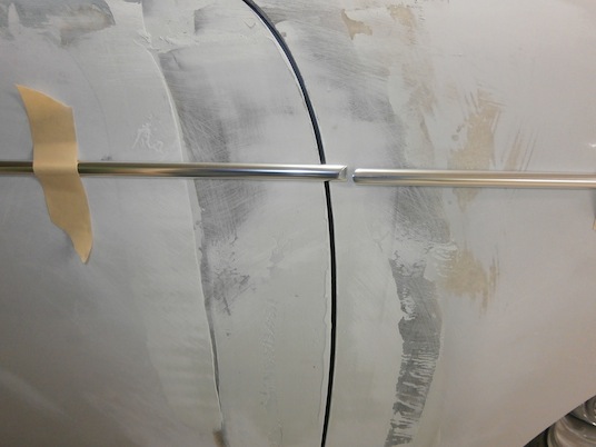 porsche sidolister höger dörr framkant 15mm för lång.JPG, 42.91 kb, 536 x 402