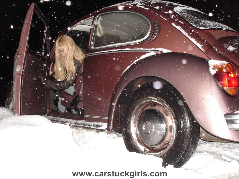 vw_bug_beetle_girl_snow_stuck_004.jpg, 194.22 kb, 800 x 600