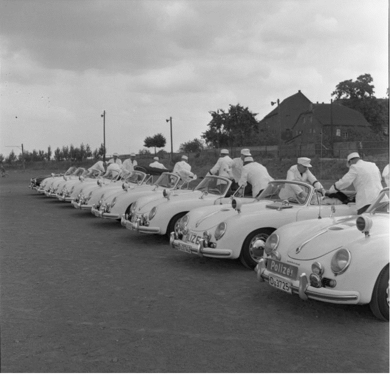Bundesarchiv_B_145_Bild-F006698-0004,_Autobahnpolizei_NRW,_Besuch_aus_Frankreich_.jpg, 246.37 kb, 801 x 770
