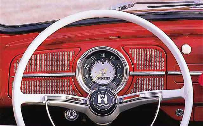 0109vwt_11zoom+1963_volkswagen_beetle+steering_wheel_close_view.jpg, 94.84 kb, 799 x 499