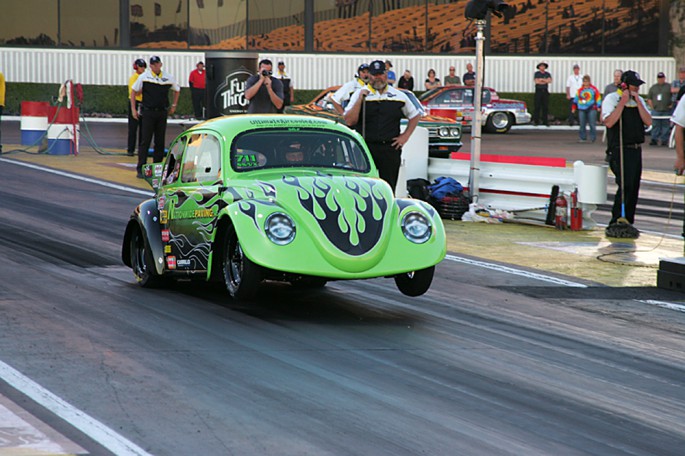 NHRA-Winternationals-Wheelstanding-Doorslammers-2012-074-685x456.jpg, 97.04 kb, 685 x 456