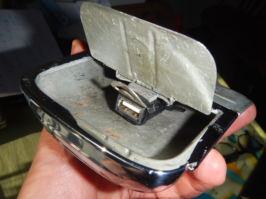 usb-in-ashtray.jpg, 194.09 kb, 900 x 675