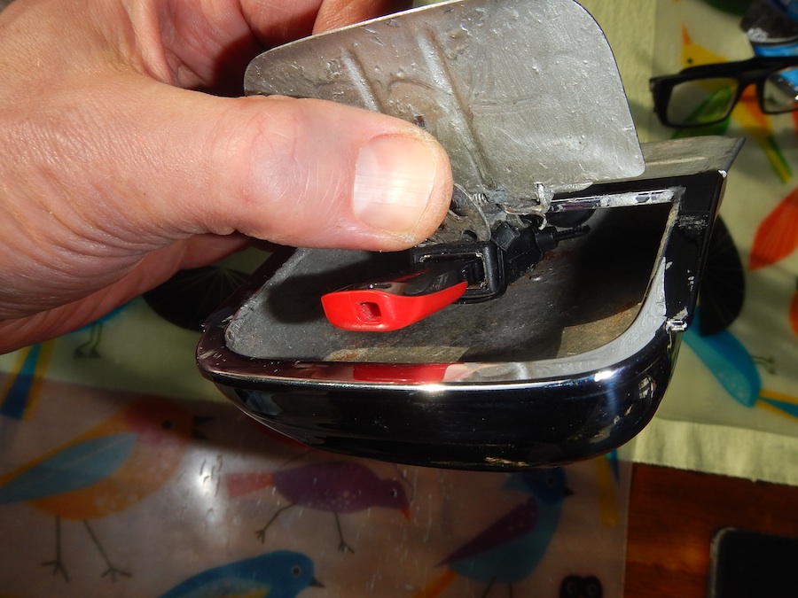 usb_in_ashtray_liftup.jpg, 182.42 kb, 900 x 675