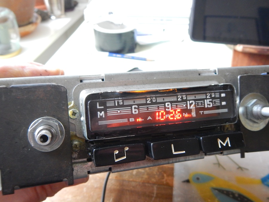 display_on_front_on_radio.jpg, 154.91 kb, 900 x 675