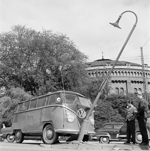 En Volkswagenbuss har krockat mot en lyktstolpe på Torsgatan utanför Sabbatsbergs gasklocka 22 augusti 1956..jpg, 231.18 kb, 600 x 605