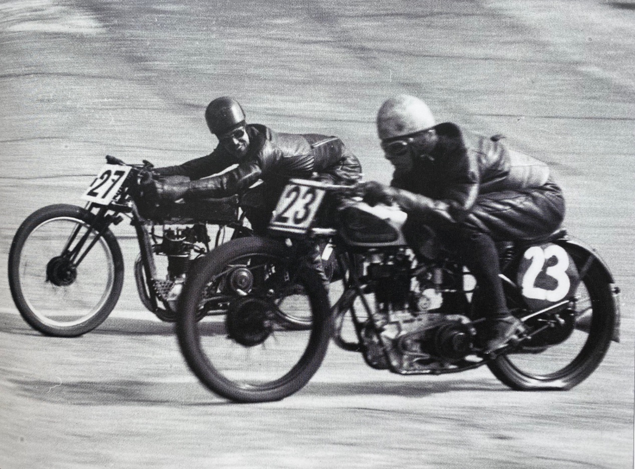 Eric Fernihough passing Chas Mortimer.jpg, 552.65 kb, 1268 x 936