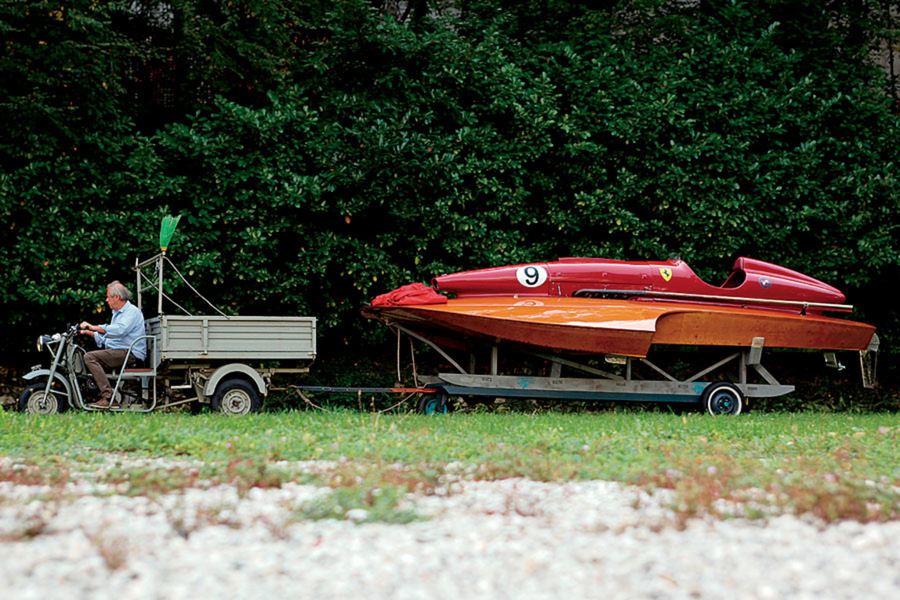 Ferrari boat 2.jpg, 118 kb, 900 x 600