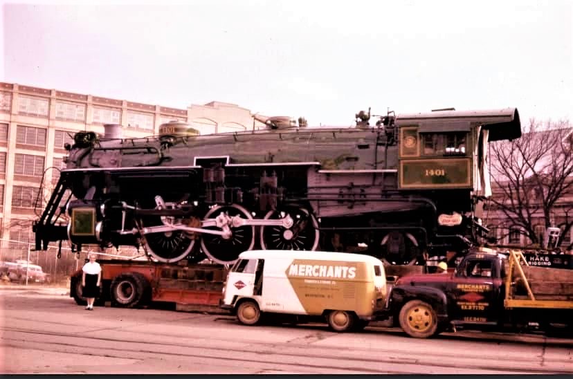 VW bus & locomotive (2).jpg, 116.29 kb, 828 x 548