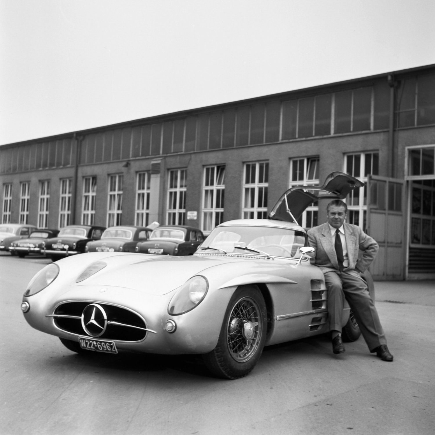 Rudolf-Uhlenhaut-and-his-personal-Mercedes-Benz-300-SLR-Uhlenhaut-Coupe.jpg, 215.96 kb, 1500 x 1500