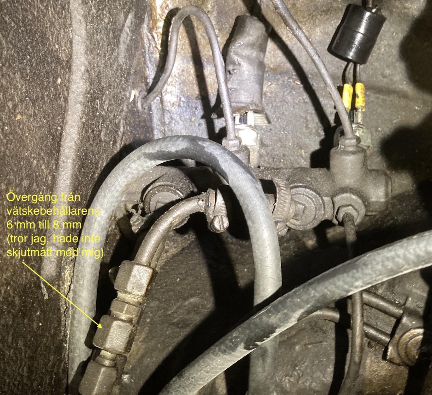 HUVUDBROMSCYLINDER top view kommenterat.jpg, 697.66 kb, 1500 x 1371